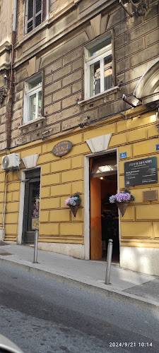 Zgrada i ulaz u cvjetarnu